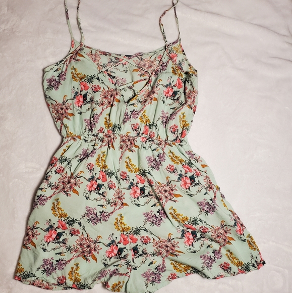Floral Romper with Pockets - Picture 2 of 3